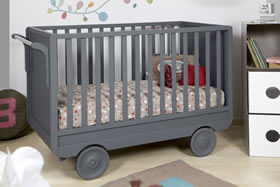 Roulette cot on wheels